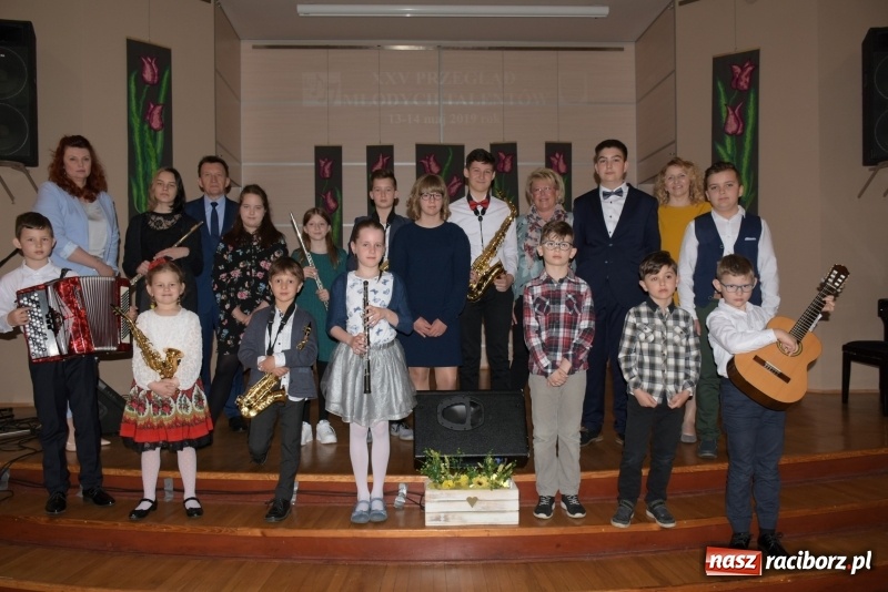 Zdjęcie w galerii na portalu naszraciborz.pl: Tańczę, śpiewam, recytuję. Tworkowski przegląd talentów  wiadomości z regionu