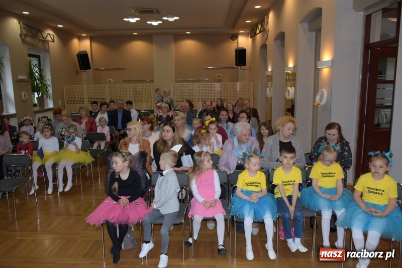 Zdjęcie w galerii na portalu naszraciborz.pl: Tańczę, śpiewam, recytuję. Tworkowski przegląd talentów  wiadomości z regionu