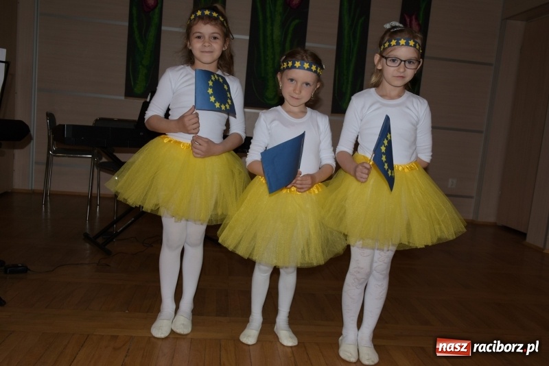 Zdjęcie w galerii na portalu naszraciborz.pl: Tańczę, śpiewam, recytuję. Tworkowski przegląd talentów  wiadomości z regionu