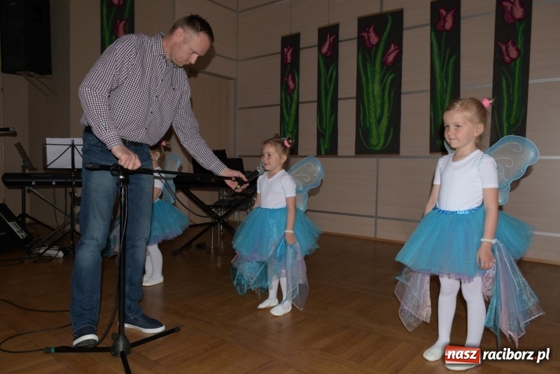 Zdjęcie w galerii na portalu naszraciborz.pl: Tańczę, śpiewam, recytuję. Tworkowski przegląd talentów  wiadomości z regionu