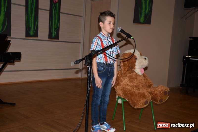 Zdjęcie w galerii na portalu naszraciborz.pl: Tańczę, śpiewam, recytuję. Tworkowski przegląd talentów  wiadomości z regionu