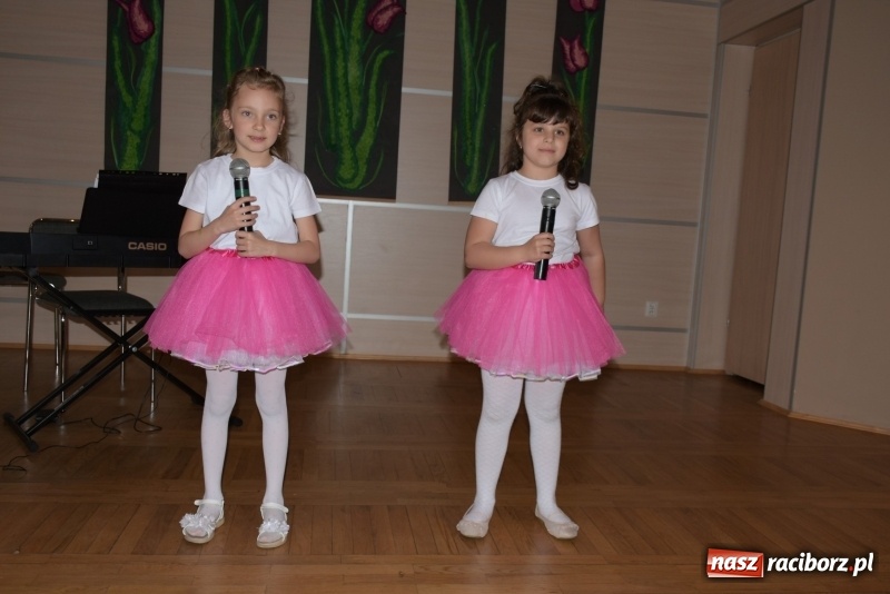 Zdjęcie w galerii na portalu naszraciborz.pl: Tańczę, śpiewam, recytuję. Tworkowski przegląd talentów  wiadomości z regionu