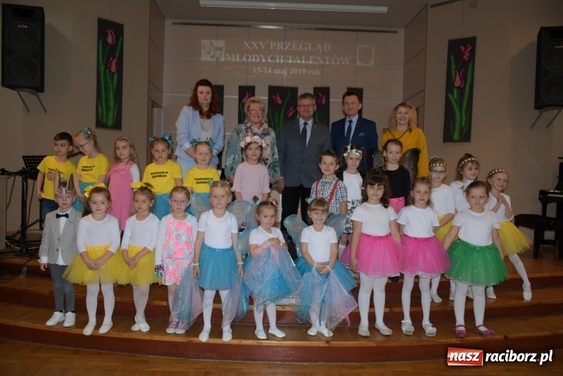 Zdjęcie w galerii na portalu naszraciborz.pl: Tańczę, śpiewam, recytuję. Tworkowski przegląd talentów  wiadomości z regionu