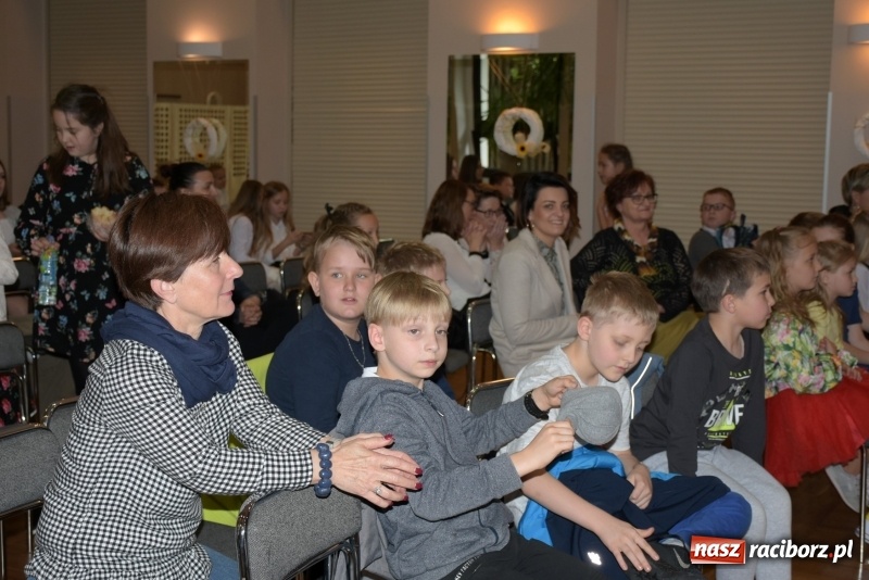 Zdjęcie w galerii na portalu naszraciborz.pl: Tańczę, śpiewam, recytuję. Tworkowski przegląd talentów  wiadomości z regionu