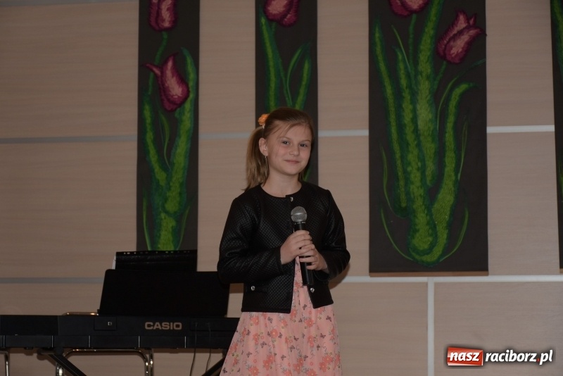 Zdjęcie w galerii na portalu naszraciborz.pl: Tańczę, śpiewam, recytuję. Tworkowski przegląd talentów  wiadomości z regionu