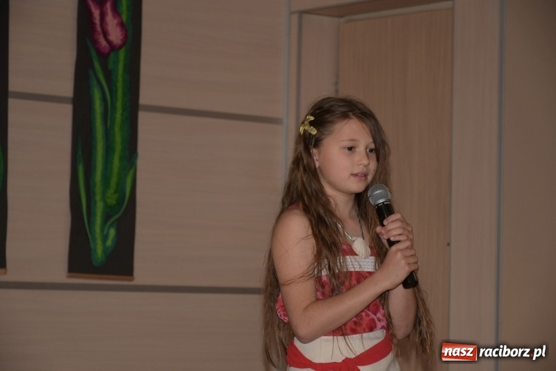 Zdjęcie w galerii na portalu naszraciborz.pl: Tańczę, śpiewam, recytuję. Tworkowski przegląd talentów  wiadomości z regionu