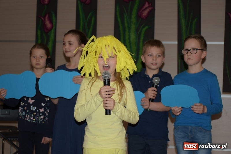 Zdjęcie w galerii na portalu naszraciborz.pl: Tańczę, śpiewam, recytuję. Tworkowski przegląd talentów  wiadomości z regionu