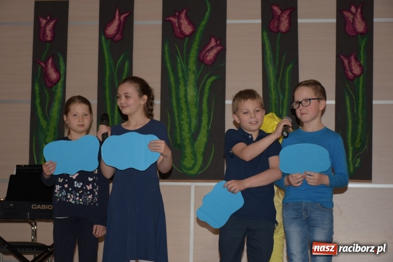 Zdjęcie w galerii na portalu naszraciborz.pl: Tańczę, śpiewam, recytuję. Tworkowski przegląd talentów  wiadomości z regionu