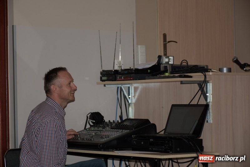 Zdjęcie w galerii na portalu naszraciborz.pl: Tańczę, śpiewam, recytuję. Tworkowski przegląd talentów  wiadomości z regionu