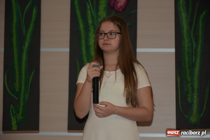 Zdjęcie w galerii na portalu naszraciborz.pl: Tańczę, śpiewam, recytuję. Tworkowski przegląd talentów  wiadomości z regionu