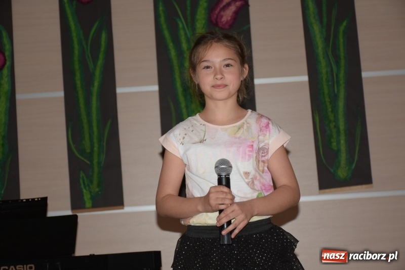 Zdjęcie w galerii na portalu naszraciborz.pl: Tańczę, śpiewam, recytuję. Tworkowski przegląd talentów  wiadomości z regionu