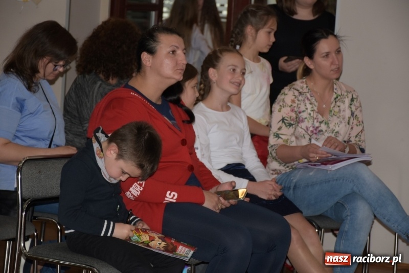 Zdjęcie w galerii na portalu naszraciborz.pl: Tańczę, śpiewam, recytuję. Tworkowski przegląd talentów  wiadomości z regionu