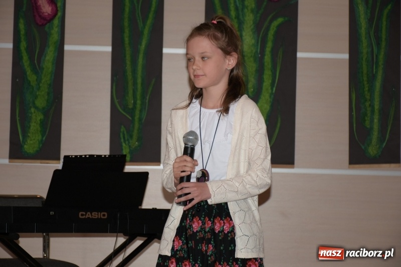 Zdjęcie w galerii na portalu naszraciborz.pl: Tańczę, śpiewam, recytuję. Tworkowski przegląd talentów  wiadomości z regionu