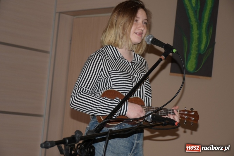 Zdjęcie w galerii na portalu naszraciborz.pl: Tańczę, śpiewam, recytuję. Tworkowski przegląd talentów  wiadomości z regionu