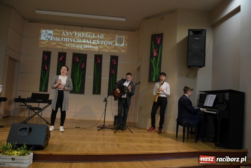 Zdjęcie w galerii na portalu naszraciborz.pl: Tańczę, śpiewam, recytuję. Tworkowski przegląd talentów  wiadomości z regionu