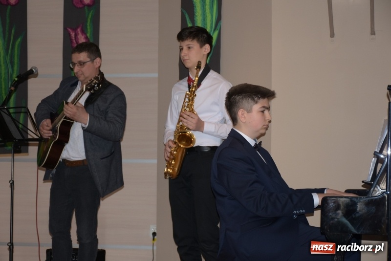 Zdjęcie w galerii na portalu naszraciborz.pl: Tańczę, śpiewam, recytuję. Tworkowski przegląd talentów  wiadomości z regionu