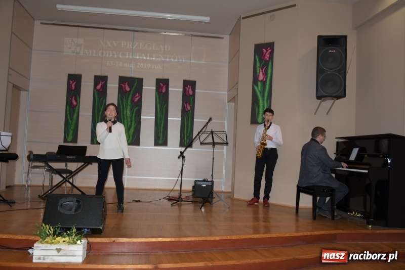 Zdjęcie w galerii na portalu naszraciborz.pl: Tańczę, śpiewam, recytuję. Tworkowski przegląd talentów  wiadomości z regionu