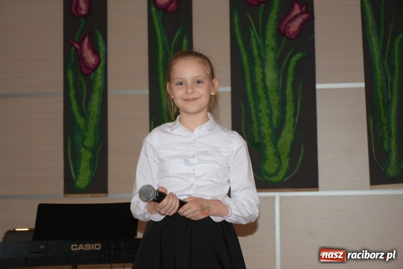 Zdjęcie w galerii na portalu naszraciborz.pl: Tańczę, śpiewam, recytuję. Tworkowski przegląd talentów  wiadomości z regionu