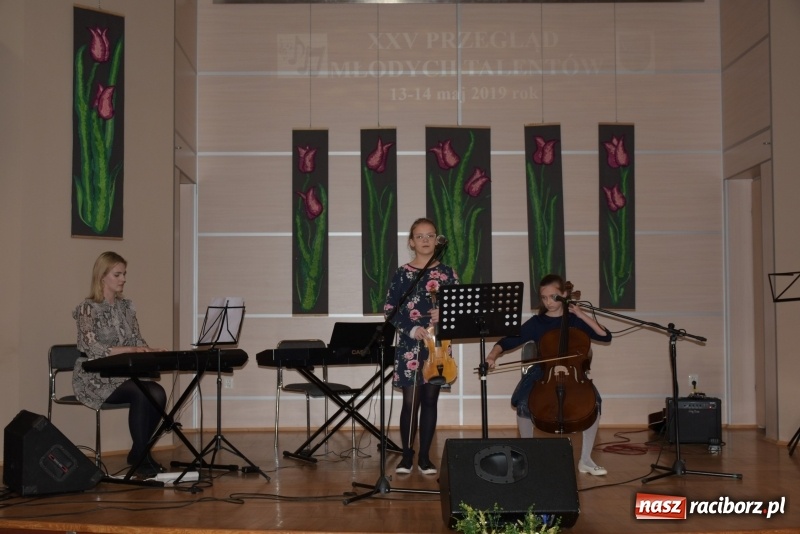 Zdjęcie w galerii na portalu naszraciborz.pl: Tańczę, śpiewam, recytuję. Tworkowski przegląd talentów  wiadomości z regionu