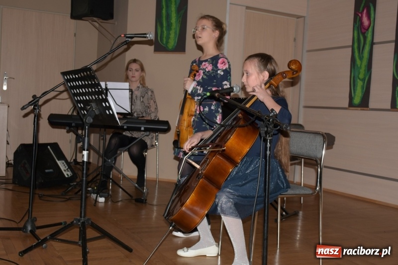 Zdjęcie w galerii na portalu naszraciborz.pl: Tańczę, śpiewam, recytuję. Tworkowski przegląd talentów  wiadomości z regionu