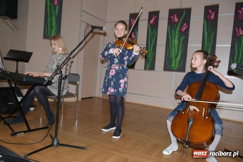 Zdjęcie w galerii na portalu naszraciborz.pl: Tańczę, śpiewam, recytuję. Tworkowski przegląd talentów  wiadomości z regionu