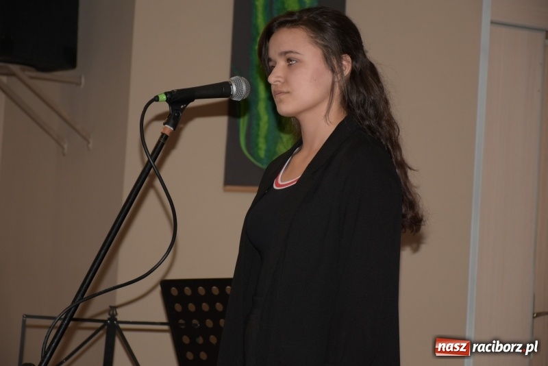 Zdjęcie w galerii na portalu naszraciborz.pl: Tańczę, śpiewam, recytuję. Tworkowski przegląd talentów  wiadomości z regionu