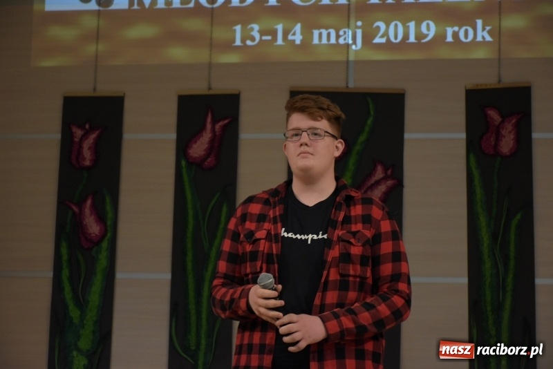 Zdjęcie w galerii na portalu naszraciborz.pl: Tańczę, śpiewam, recytuję. Tworkowski przegląd talentów  wiadomości z regionu