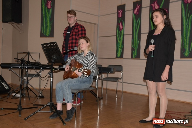 Zdjęcie w galerii na portalu naszraciborz.pl: Tańczę, śpiewam, recytuję. Tworkowski przegląd talentów  wiadomości z regionu