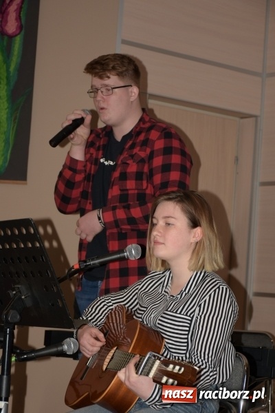 Zdjęcie w galerii na portalu naszraciborz.pl: Tańczę, śpiewam, recytuję. Tworkowski przegląd talentów  wiadomości z regionu