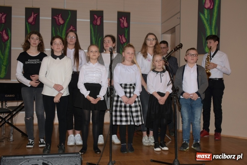 Zdjęcie w galerii na portalu naszraciborz.pl: Tańczę, śpiewam, recytuję. Tworkowski przegląd talentów  wiadomości z regionu