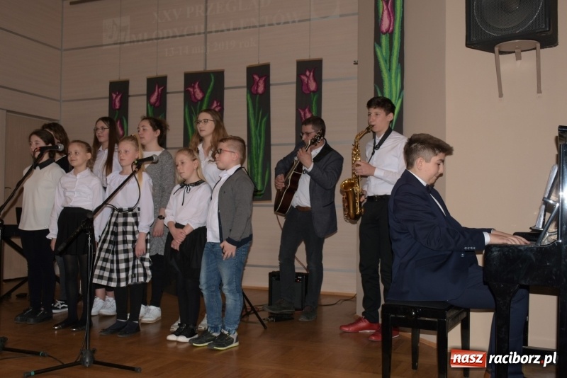 Zdjęcie w galerii na portalu naszraciborz.pl: Tańczę, śpiewam, recytuję. Tworkowski przegląd talentów  wiadomości z regionu