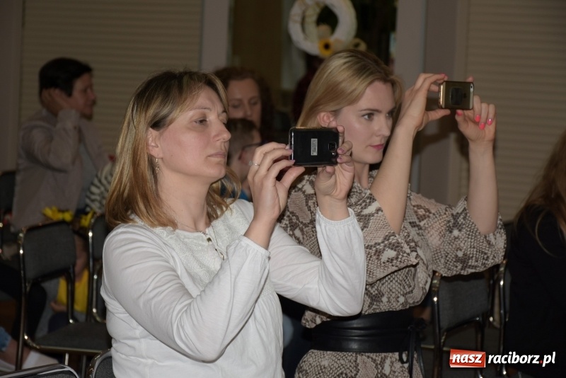 Zdjęcie w galerii na portalu naszraciborz.pl: Tańczę, śpiewam, recytuję. Tworkowski przegląd talentów  wiadomości z regionu