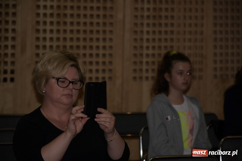 Zdjęcie w galerii na portalu naszraciborz.pl: Tańczę, śpiewam, recytuję. Tworkowski przegląd talentów  wiadomości z regionu