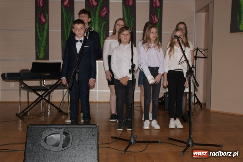 Zdjęcie w galerii na portalu naszraciborz.pl: Tańczę, śpiewam, recytuję. Tworkowski przegląd talentów  wiadomości z regionu