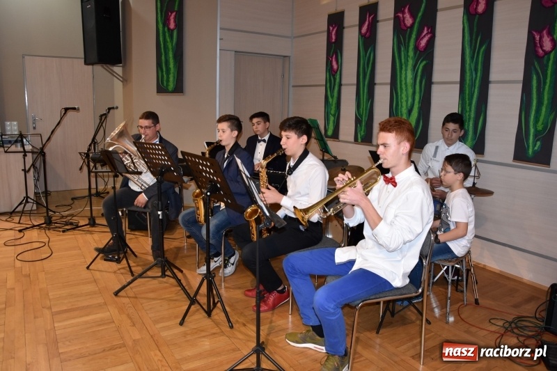 Zdjęcie w galerii na portalu naszraciborz.pl: Tańczę, śpiewam, recytuję. Tworkowski przegląd talentów  wiadomości z regionu