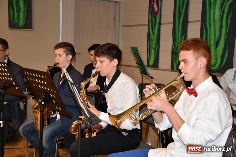 Zdjęcie w galerii na portalu naszraciborz.pl: Tańczę, śpiewam, recytuję. Tworkowski przegląd talentów  wiadomości z regionu