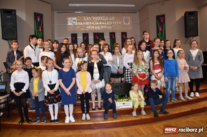 Zdjęcie w galerii na portalu naszraciborz.pl: Tańczę, śpiewam, recytuję. Tworkowski przegląd talentów  wiadomości z regionu