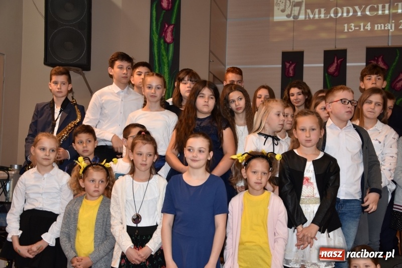 Zdjęcie w galerii na portalu naszraciborz.pl: Tańczę, śpiewam, recytuję. Tworkowski przegląd talentów  wiadomości z regionu