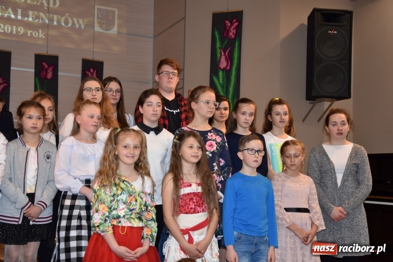 Zdjęcie w galerii na portalu naszraciborz.pl: Tańczę, śpiewam, recytuję. Tworkowski przegląd talentów  wiadomości z regionu