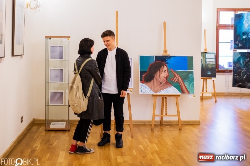 Zdjęcie w galerii na portalu naszraciborz.pl: Debiut. Wernisaż prac uczniów Liceum Plastycznego na Zamku Piastowskim wiadomości z regionu