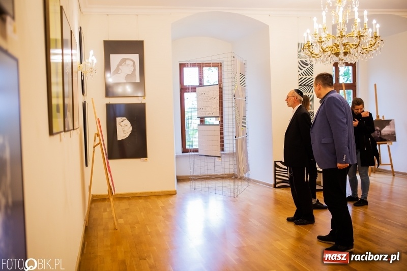 Zdjęcie w galerii na portalu naszraciborz.pl: Debiut. Wernisaż prac uczniów Liceum Plastycznego na Zamku Piastowskim wiadomości z regionu