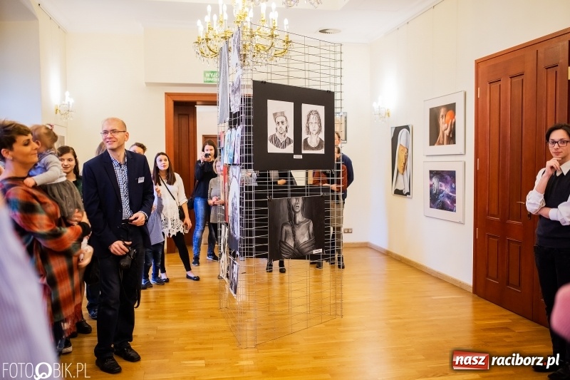 Zdjęcie w galerii na portalu naszraciborz.pl: Debiut. Wernisaż prac uczniów Liceum Plastycznego na Zamku Piastowskim wiadomości z regionu