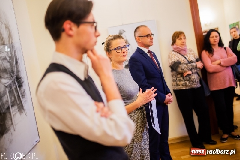 Zdjęcie w galerii na portalu naszraciborz.pl: Debiut. Wernisaż prac uczniów Liceum Plastycznego na Zamku Piastowskim wiadomości z regionu