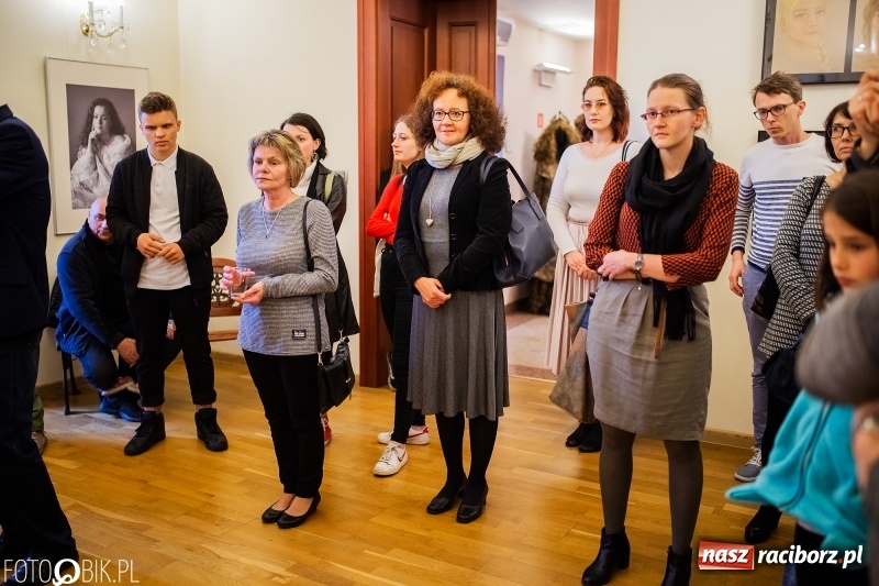 Zdjęcie w galerii na portalu naszraciborz.pl: Debiut. Wernisaż prac uczniów Liceum Plastycznego na Zamku Piastowskim wiadomości z regionu