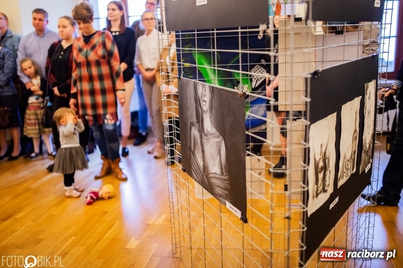 Zdjęcie w galerii na portalu naszraciborz.pl: Debiut. Wernisaż prac uczniów Liceum Plastycznego na Zamku Piastowskim wiadomości z regionu