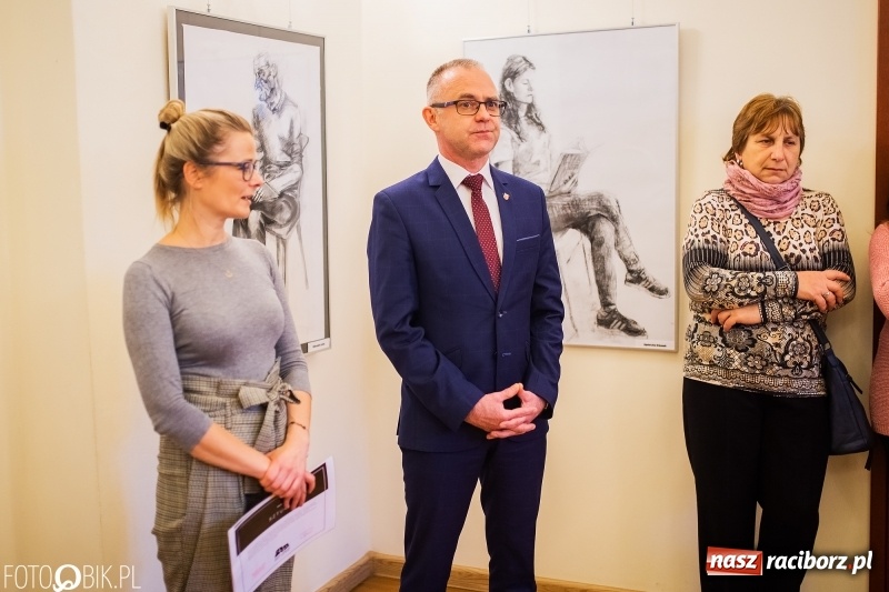 Zdjęcie w galerii na portalu naszraciborz.pl: Debiut. Wernisaż prac uczniów Liceum Plastycznego na Zamku Piastowskim wiadomości z regionu