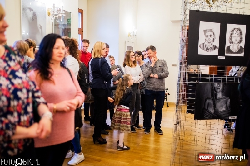 Zdjęcie w galerii na portalu naszraciborz.pl: Debiut. Wernisaż prac uczniów Liceum Plastycznego na Zamku Piastowskim wiadomości z regionu