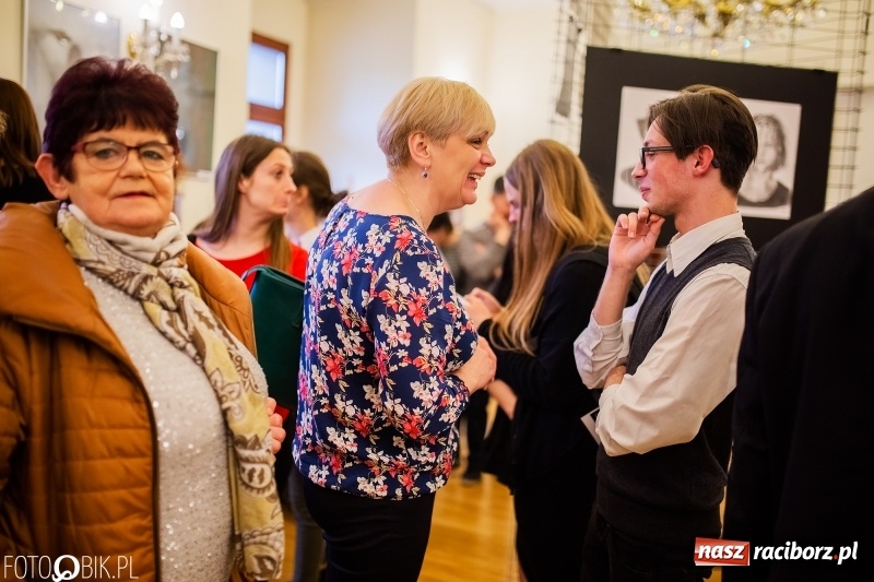 Zdjęcie w galerii na portalu naszraciborz.pl: Debiut. Wernisaż prac uczniów Liceum Plastycznego na Zamku Piastowskim wiadomości z regionu