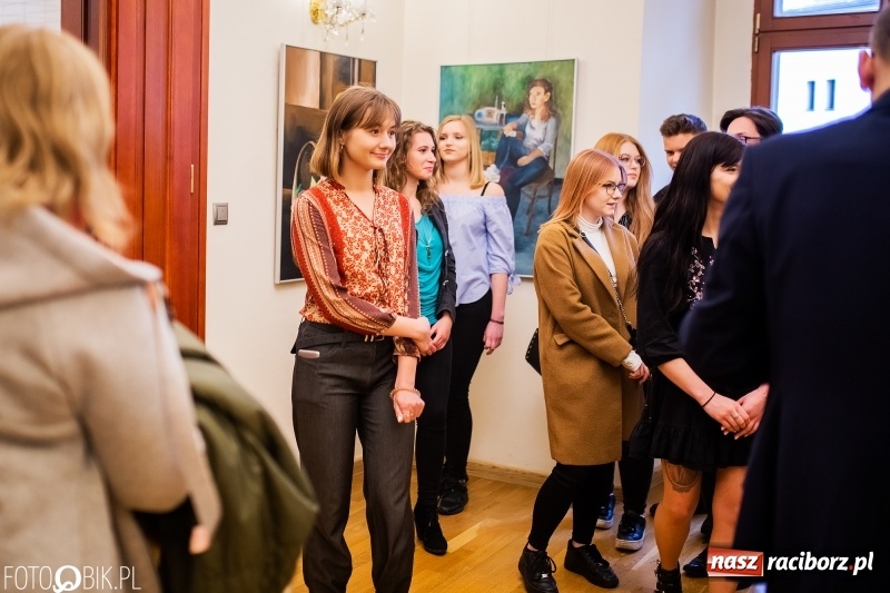 Zdjęcie w galerii na portalu naszraciborz.pl: Debiut. Wernisaż prac uczniów Liceum Plastycznego na Zamku Piastowskim wiadomości z regionu