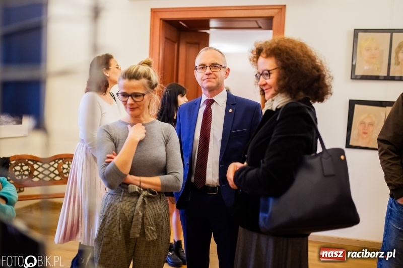 Zdjęcie w galerii na portalu naszraciborz.pl: Debiut. Wernisaż prac uczniów Liceum Plastycznego na Zamku Piastowskim wiadomości z regionu